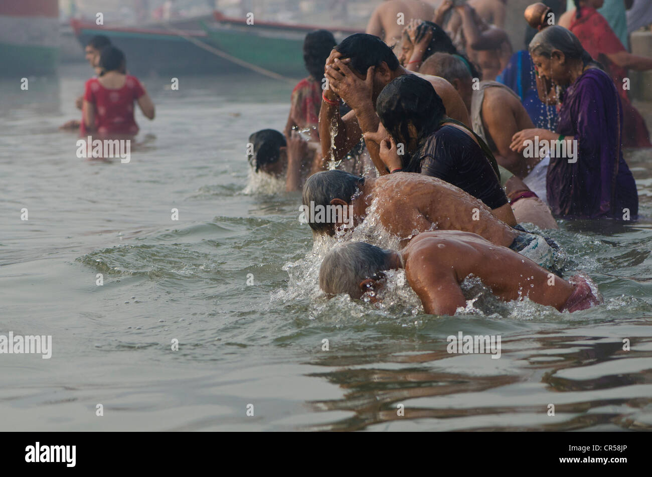 Pilger an den Ghats von Varanasi in den geschäftigen Morgenstunden, Uttar Pradesh, Indien, Asien Stockfoto