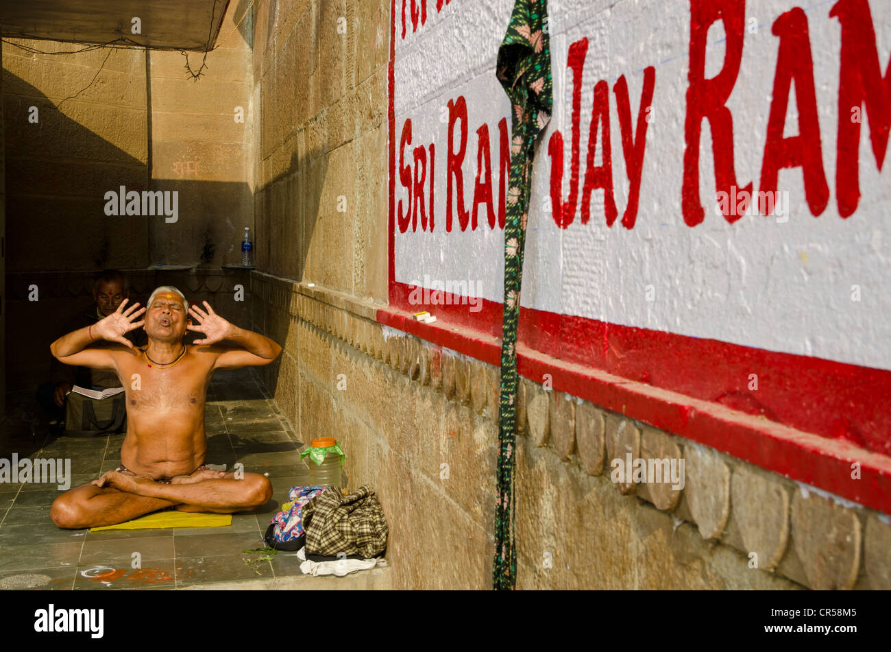 Brahmane Mann üben Yoga in der Nähe von dem heiligen Fluss Ganges, Varanasi, Uttar Pradesh, Indien, Asien Stockfoto