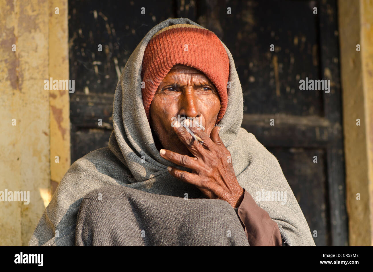 Boot-Wala warten auf Kunden, Rauchen, Varanasi, Uttar Pradesh, Indien, Asien Stockfoto