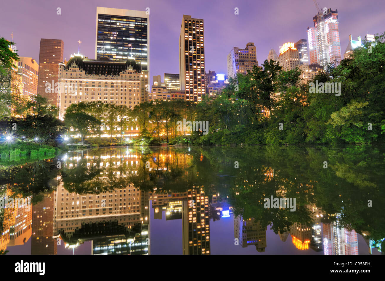 Central Park South Skyline aus dem Teich in New York, New York, USA. Stockfoto