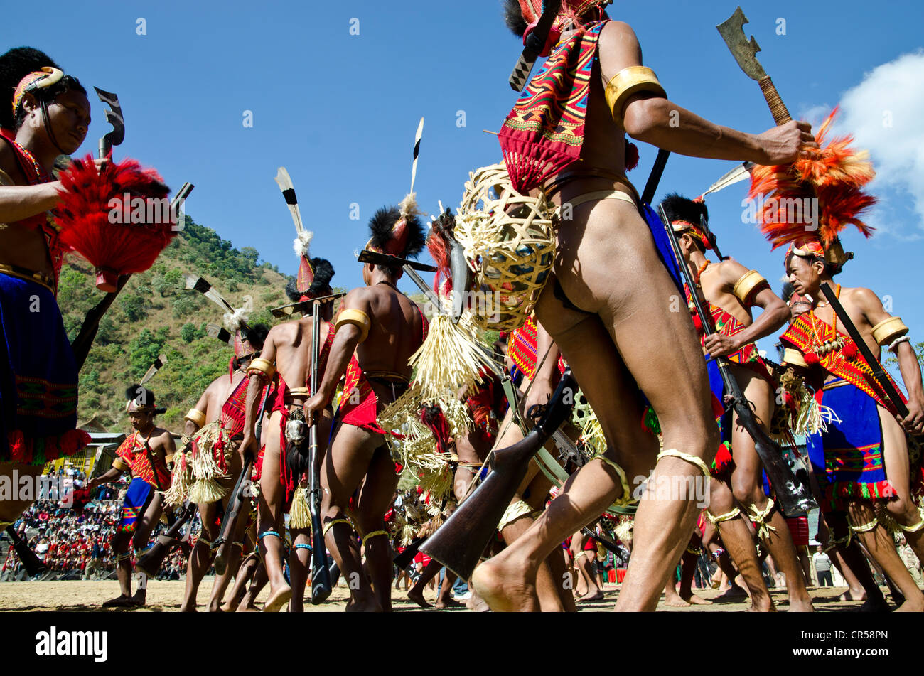 Krieger des Stammes Konyak rituelle Tänze bei Hornbill Festival, Kohima, Nagaland, Indien, Asien Stockfoto