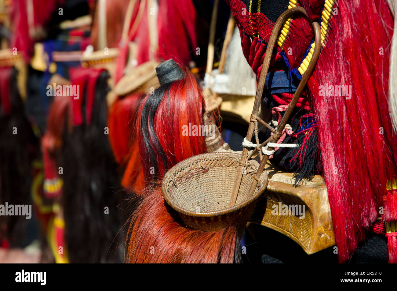 Details zu den Kleidern des Stammes Yimchunger Hornbill Festival, Kohima, Nagaland, Indien, Asien Stockfoto