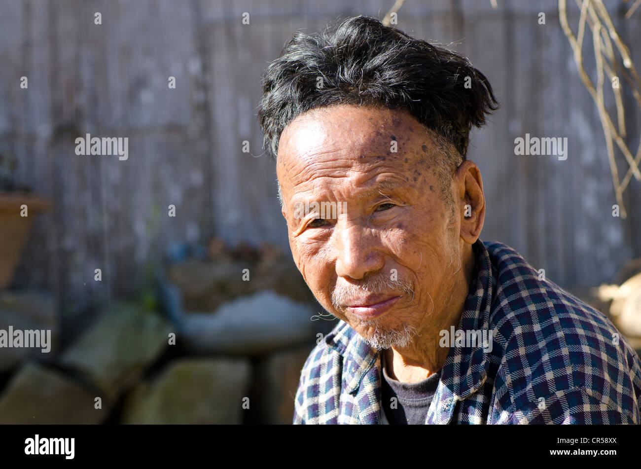 Mann des Stammes Ao mit traditionellen Frisur, Chomolungma Dorf, Nagaland, Indien, Asien Stockfoto