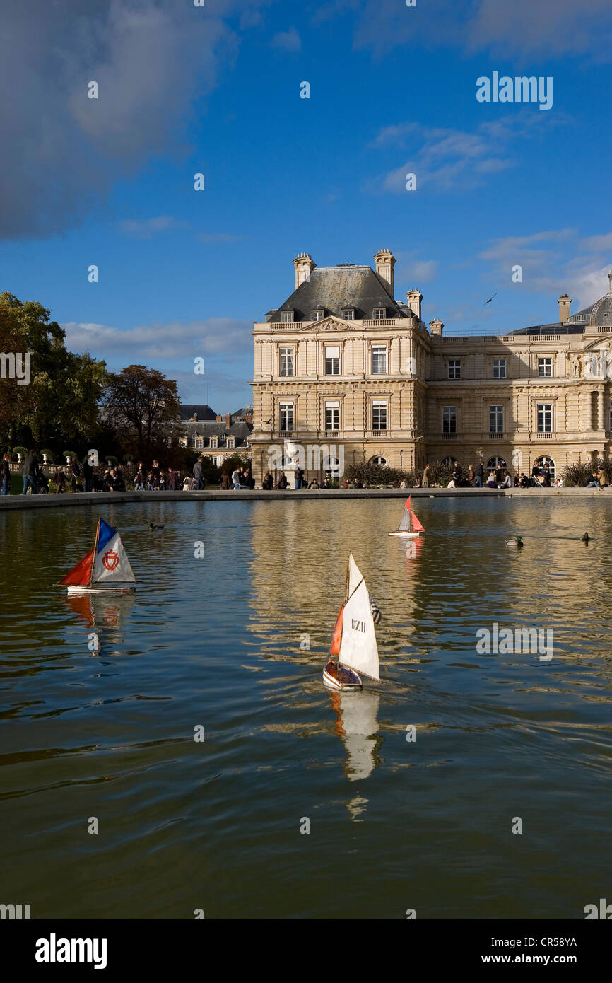 Frankreich, Paris, das Becken der Jardin du Luxembourg mit dem Senat im Hintergrund Stockfoto