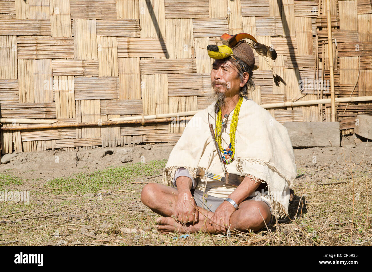 Alter Mann des Stammes Nishi noch tragen die typische Kopfbedeckung einschließlich der Schnabel des Vogels Hornbill, Tago Dorf Stockfoto