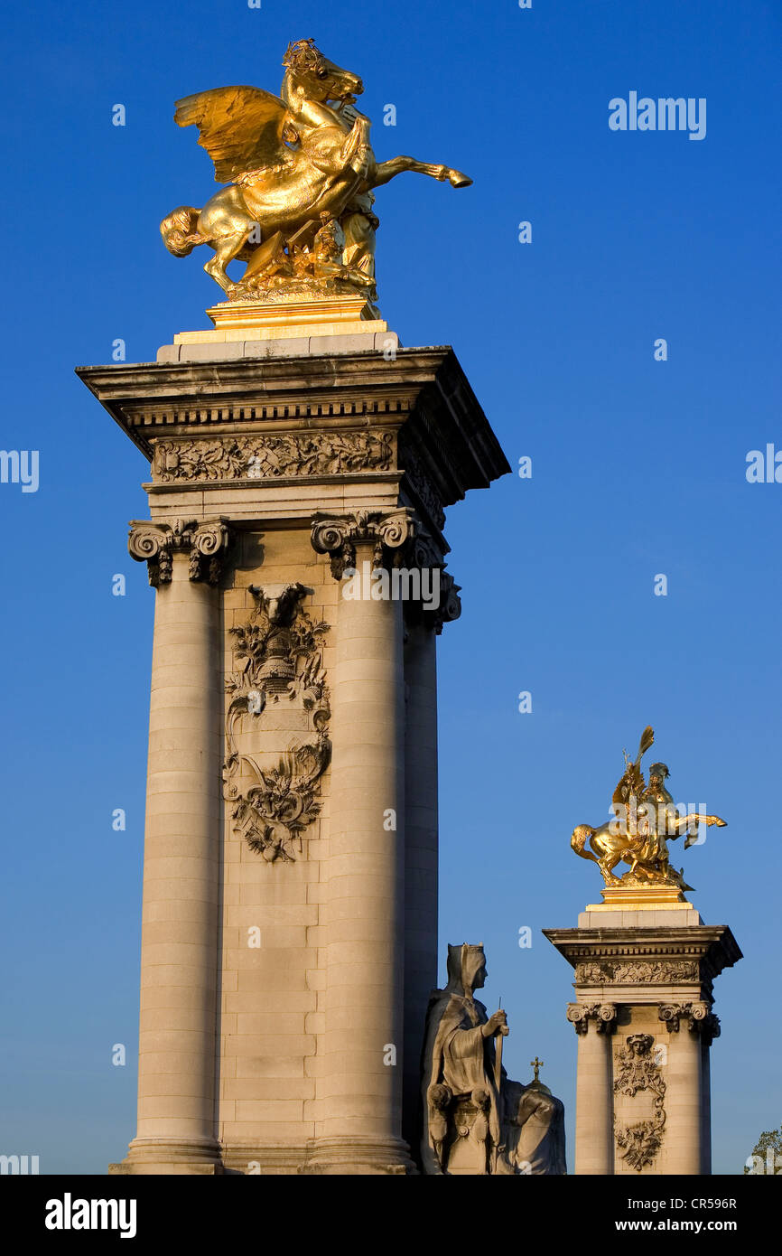 Frankreich, Paris, der Pont Alexandre III, die Masten der rechten bank man von La Renomee des Arts (Ruhm der Künste) und La Stockfoto