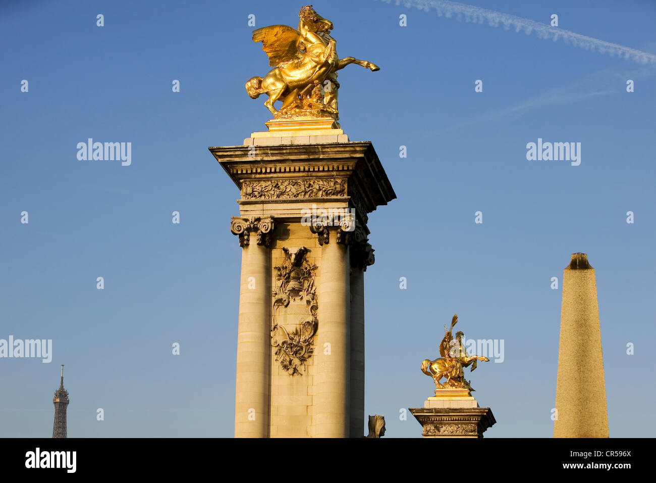 Frankreich, Paris, die Masten von der Pont Alexandre III man durch Allegorien von La Renomee des Arts (Ruhm der Künste) und La Stockfoto