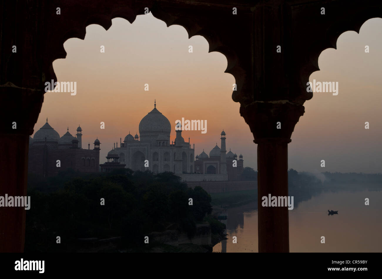 Taj Mahal, UNESCO-Welterbe und Fluss Yamuna, bei Sonnenuntergang, Agra, Uttar Pradesh, Indien, Asien Stockfoto