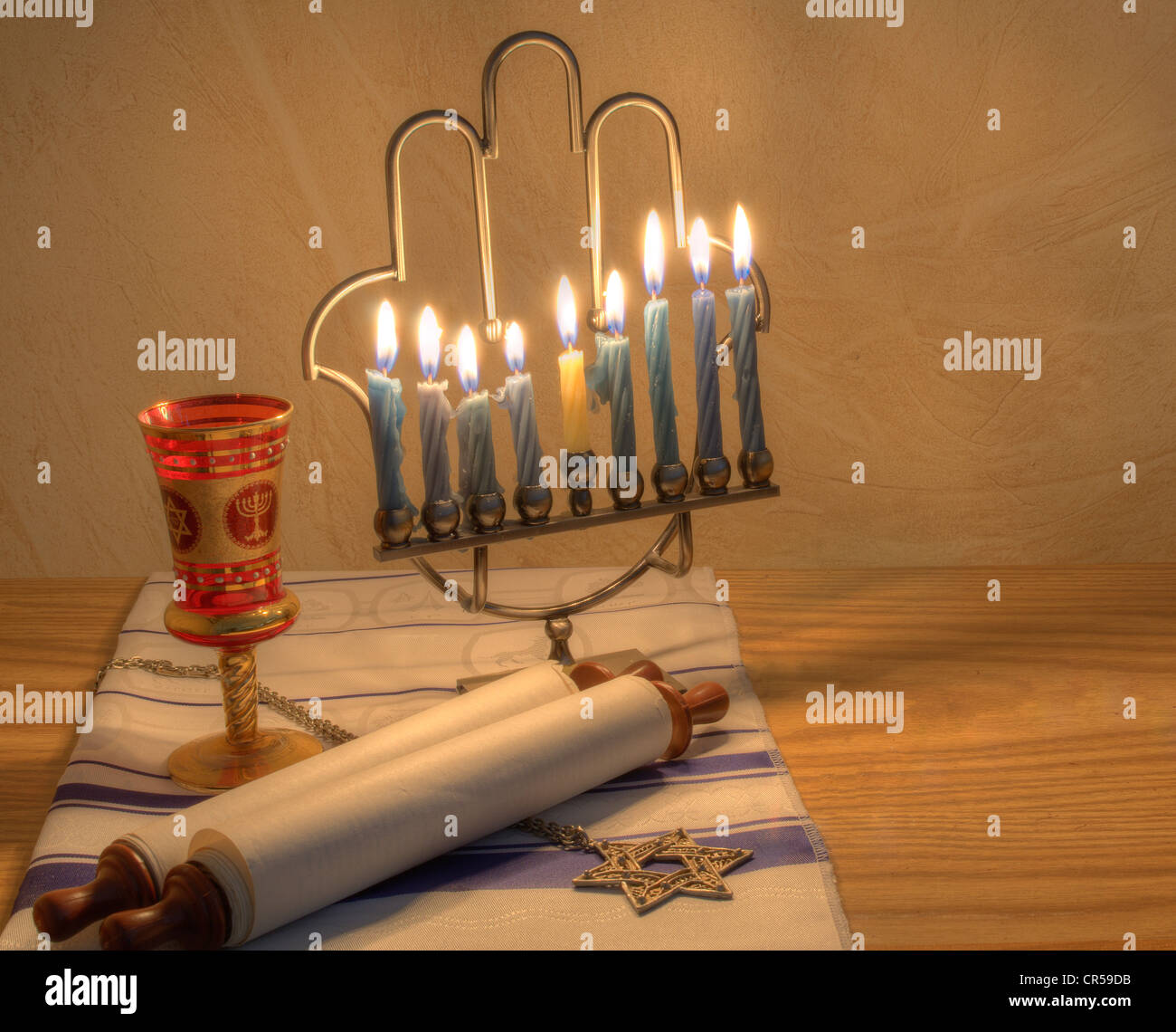 Eine jüdische Hanukkah Menorah und andere Objekte. Stockfoto