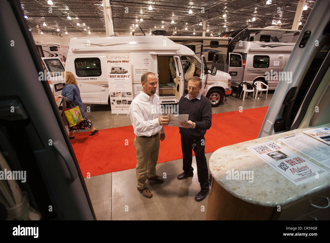Novi, Michigan - Menschen-Shop für Freizeitfahrzeuge auf der Detroit-Camper & RV-Show. Stockfoto
