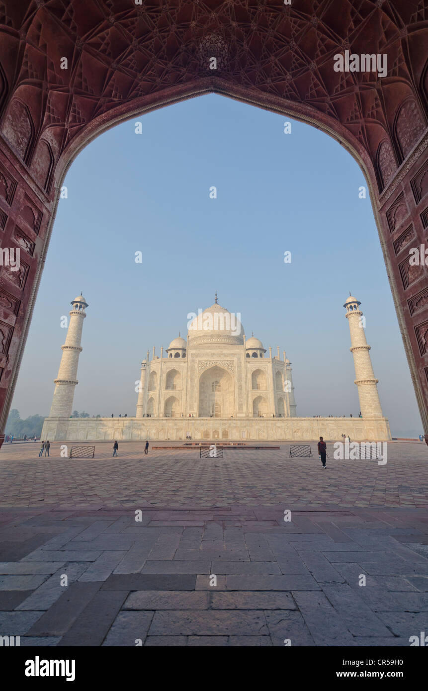 Taj Mahal, UNESCO-Weltkulturerbe, durch eines der riesigen Tore der umliegenden Gebäude gesehen, Indien, Asien Stockfoto