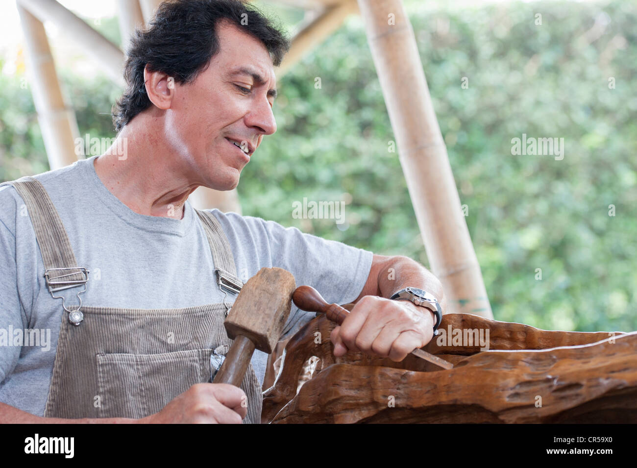 Kolumbianische Bildhauer arbeiten auf Holz Stockfoto