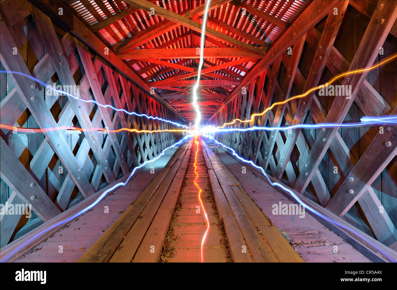 übernatürliches Licht im Inneren eines hölzernen Tunnels Stockfoto