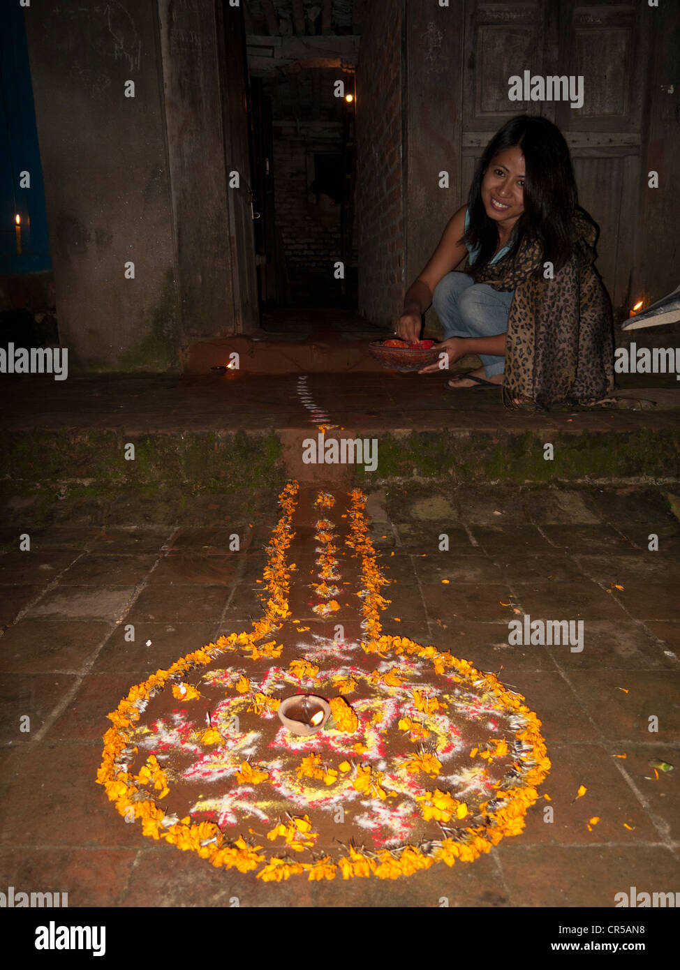 Bilder von bunten Pulver vor einem Haus, die Göttin Lakshmi zu gewinnen, bringen Reichtum, Kathmandu, Nepal Stockfoto
