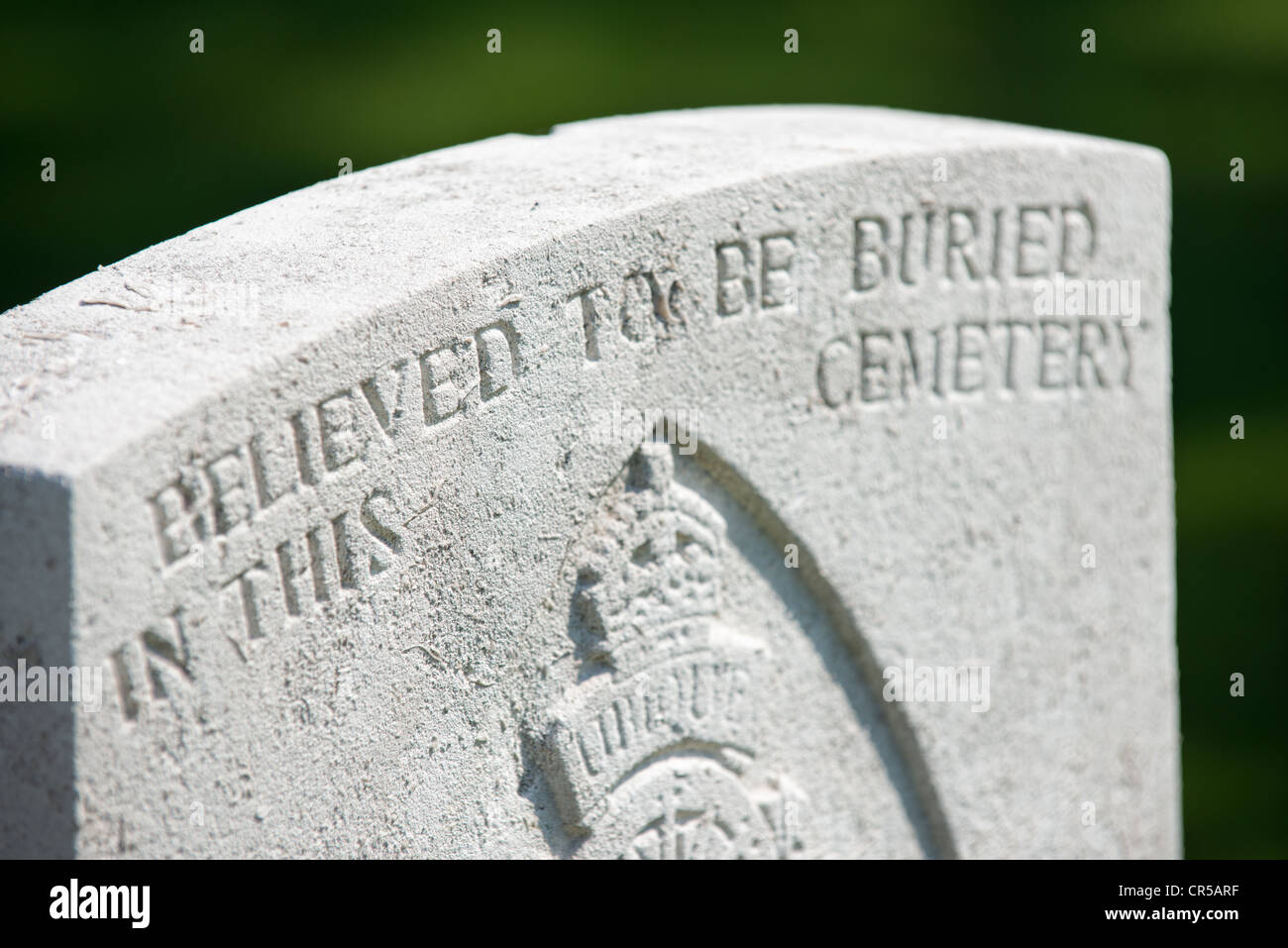 Eine ergreifende Inschrift auf einem Grabstein in einem alliierten ww1-Friedhof an der Somme, Frankreich Stockfoto