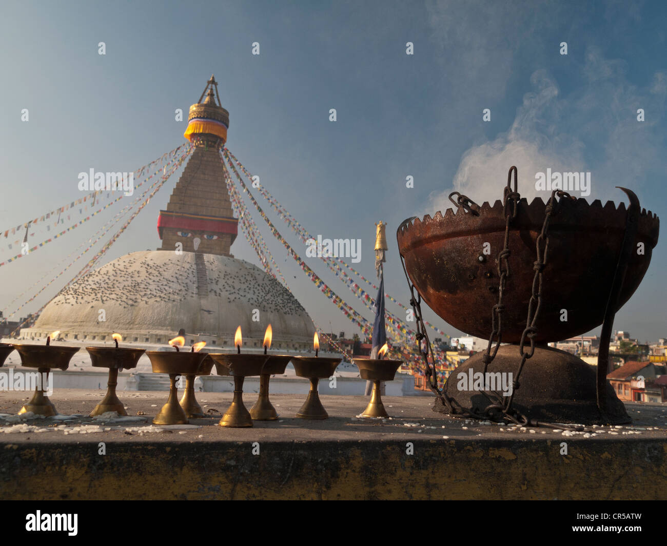 Voraussetzungen für religiöse Zeremonien vor Boudnath Stupa, Boudnath, Kathmandu, Nepal, Südasien Stockfoto