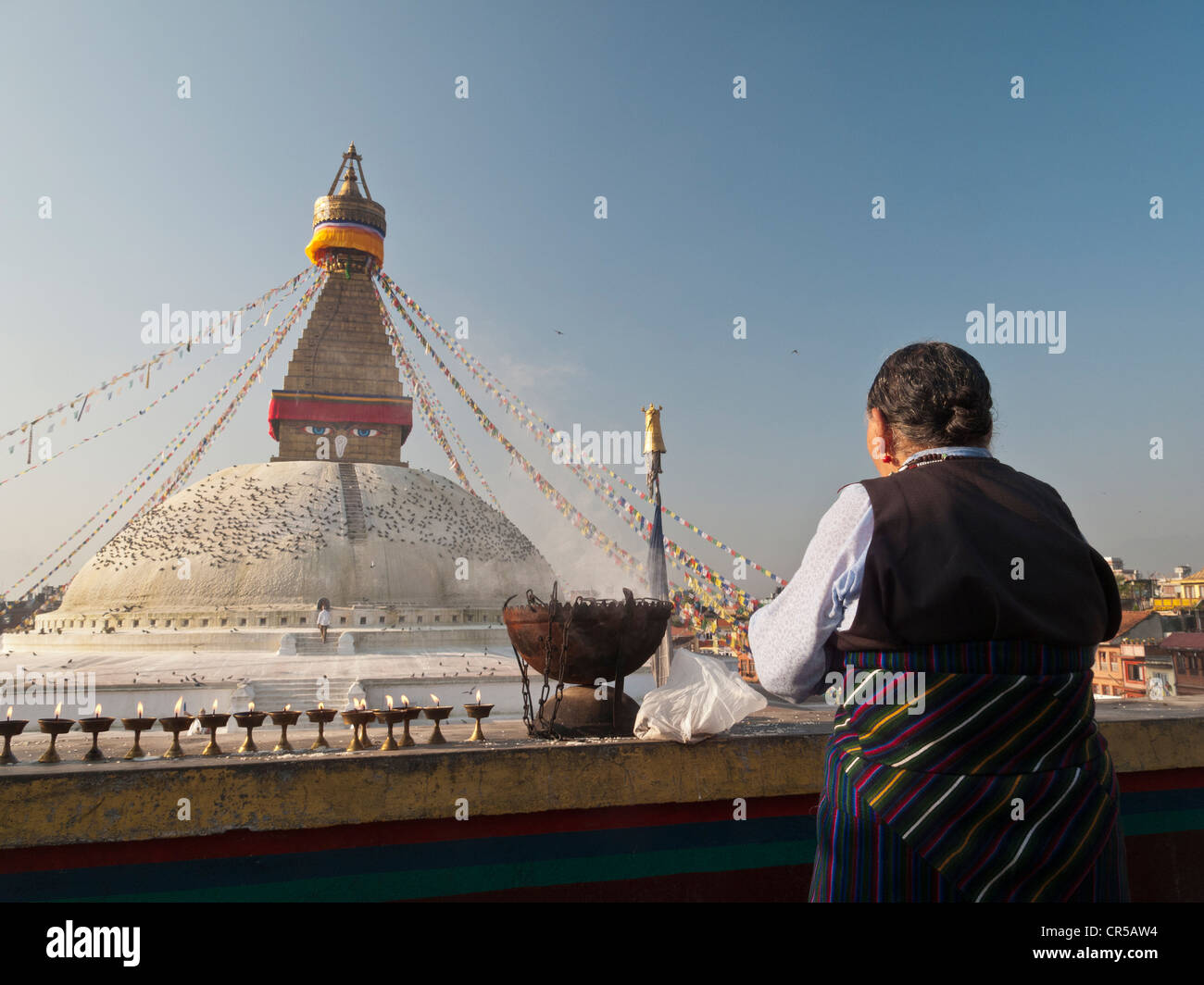 Alte Frau, die Durchführung einer religiösen Zeremonie vor Boudnath Stupa, Boudnath, Kathmandu, Nepal, Südasien Stockfoto
