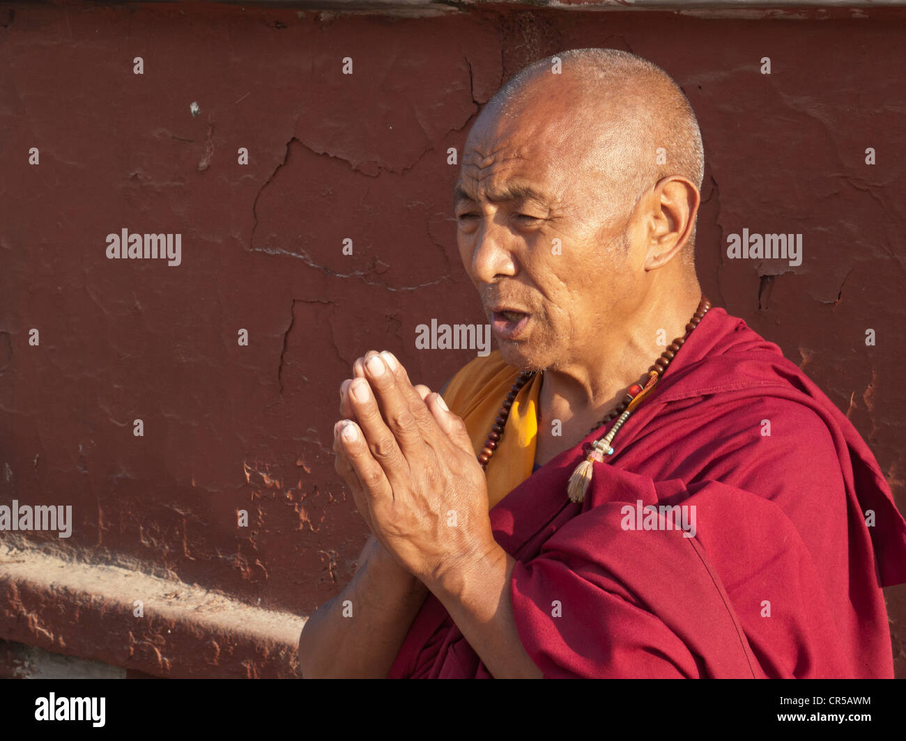 Buddhistischer Mönch betend vor Boudnath Stupa, Boudnath, Kathmandu, Nepal, Südasien Stockfoto