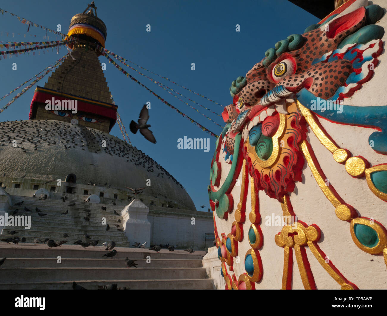 Kleiner Schrein für religiöse Zeremonien vor Boudnath Stupa, Boudnath, Kathmandu, Nepal, Südasien Stockfoto