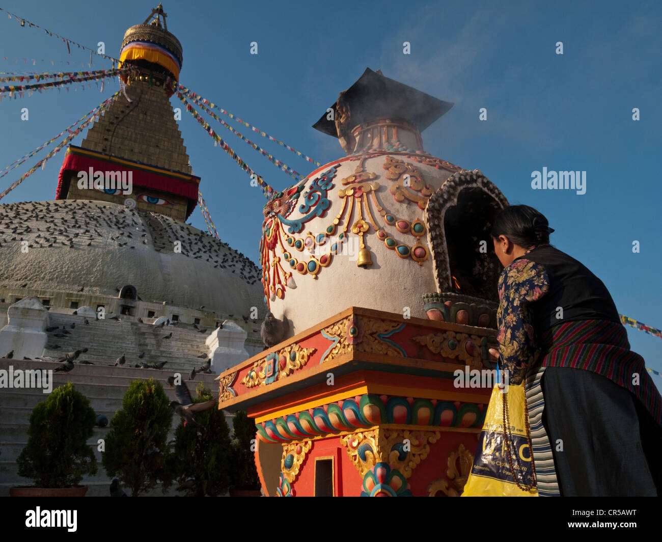 Alte Frau, die Durchführung einer religiösen Zeremonie vor Boudnath Stupa, Boudnath, Kathmandu, Nepal, Südasien Stockfoto