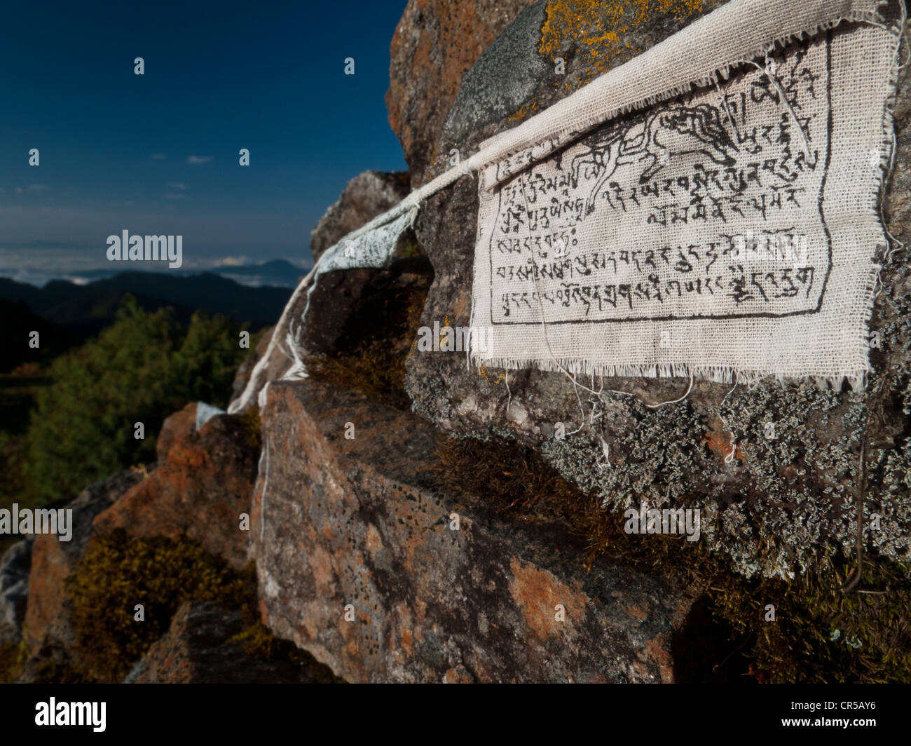 Gebetsfahnen auf einem Stupa über Kutumsang in Helambu Region, Nepal, Asien Stockfoto