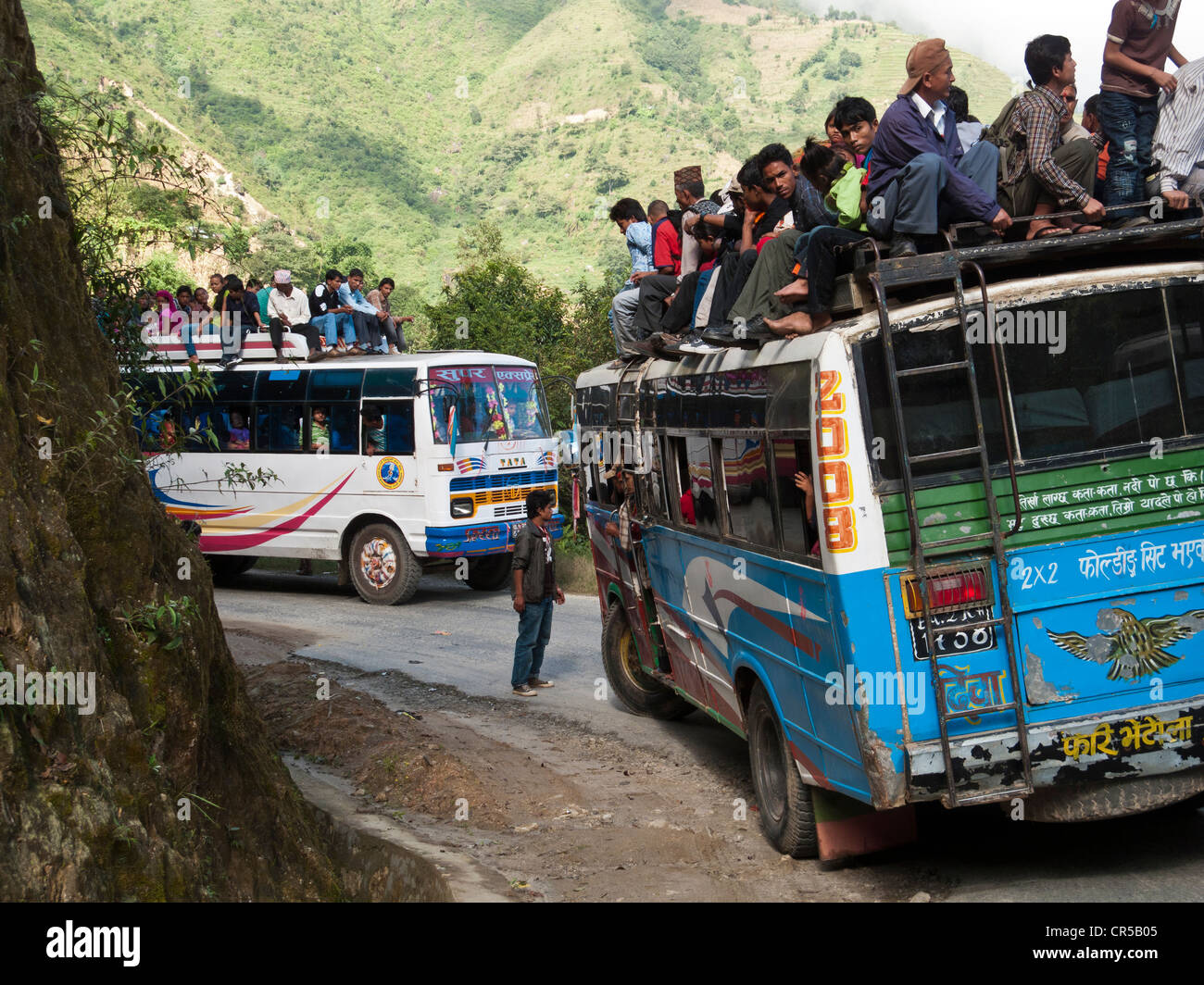 Überladene Busse auf dem Weg von Kathmandu nach Dhunche, Trisuli Bazar, Langtang Himal, Himalaya, Nepal, Asien Stockfoto
