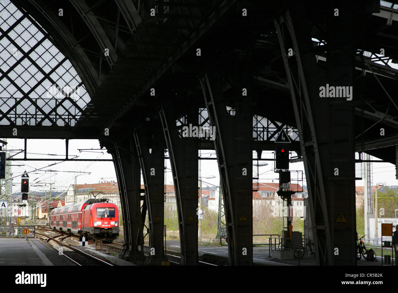 Doppelstock S-Bahn s Bahn Ankunft am Bahnhof Dresden-Neustadt, Sachsen, Deutschland. Stockfoto