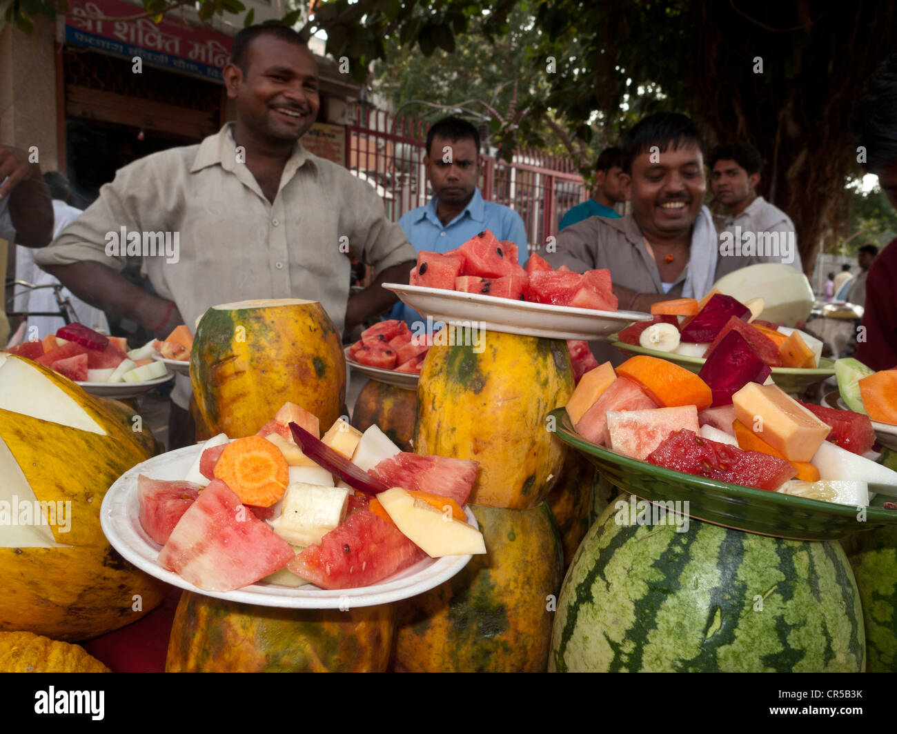 Fruchtmixe verkauft vor einer Ausfahrt von Neu-Delhi Metro, Indien, Asien Stockfoto