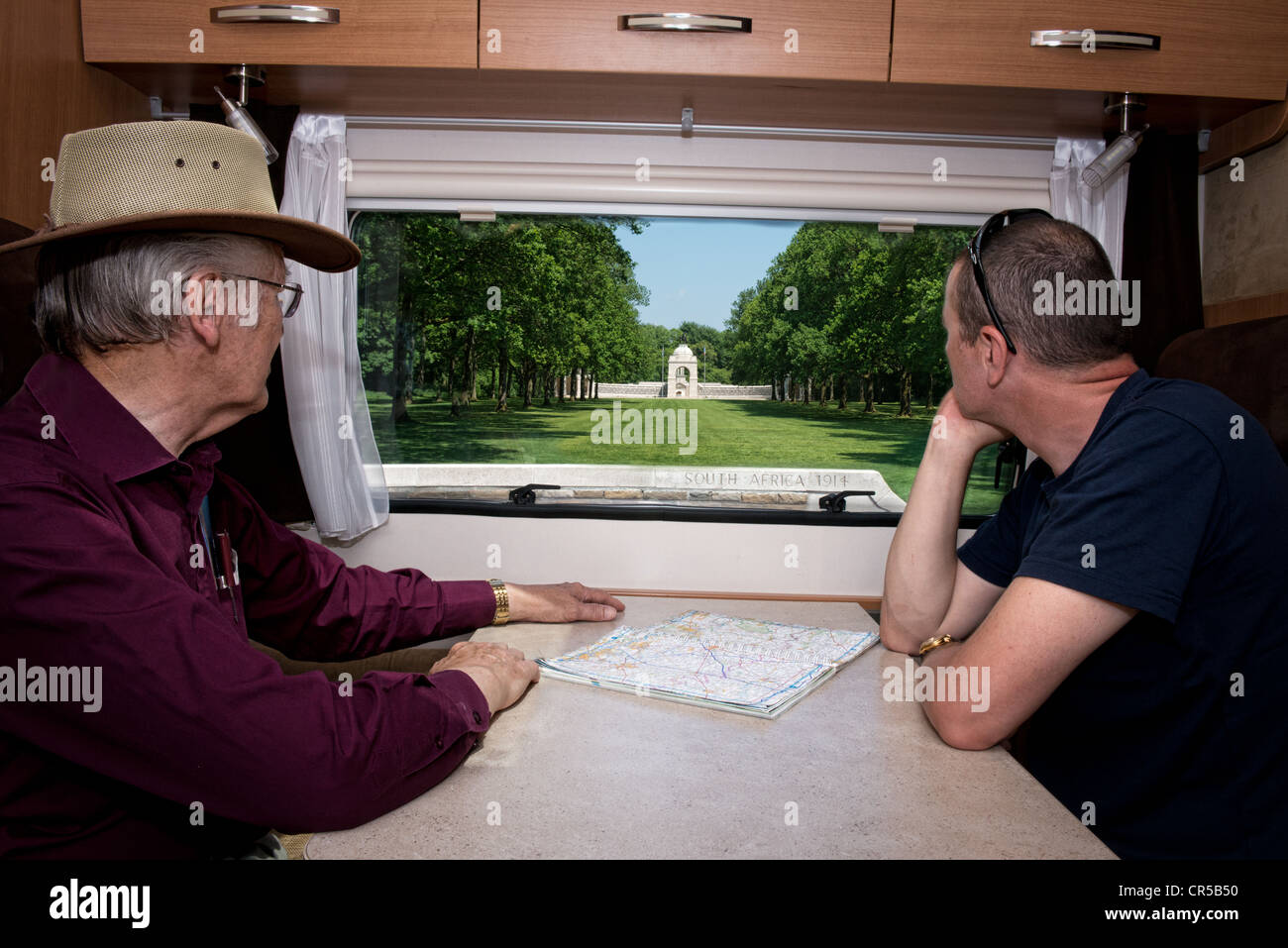 Zwei männliche Touristen Anzeigen von der ww1 südafrikanischen Gedenkstätte Delville Wood an der Somme, Frankreich aus dem Fenster ein Wohnmobil Stockfoto
