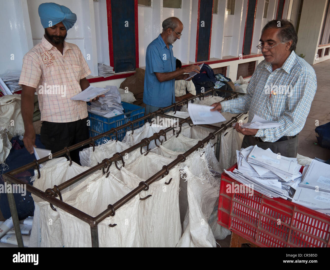 Mitarbeiter sortieren Buchstaben vor den wichtigsten Postamt in der Hauptstadt von Himachal Pradesh, Chandigarh, Indien, Asien Stockfoto