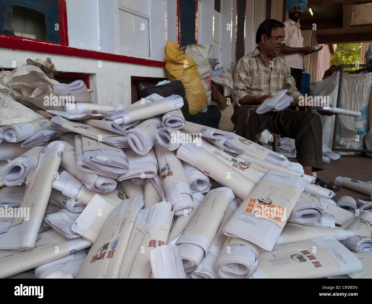 Mitarbeiter sortieren Briefe vor der Hauptpost in der Hauptstadt von Himachal Pradesh, Chandigarh, Indien, Asien Stockfoto