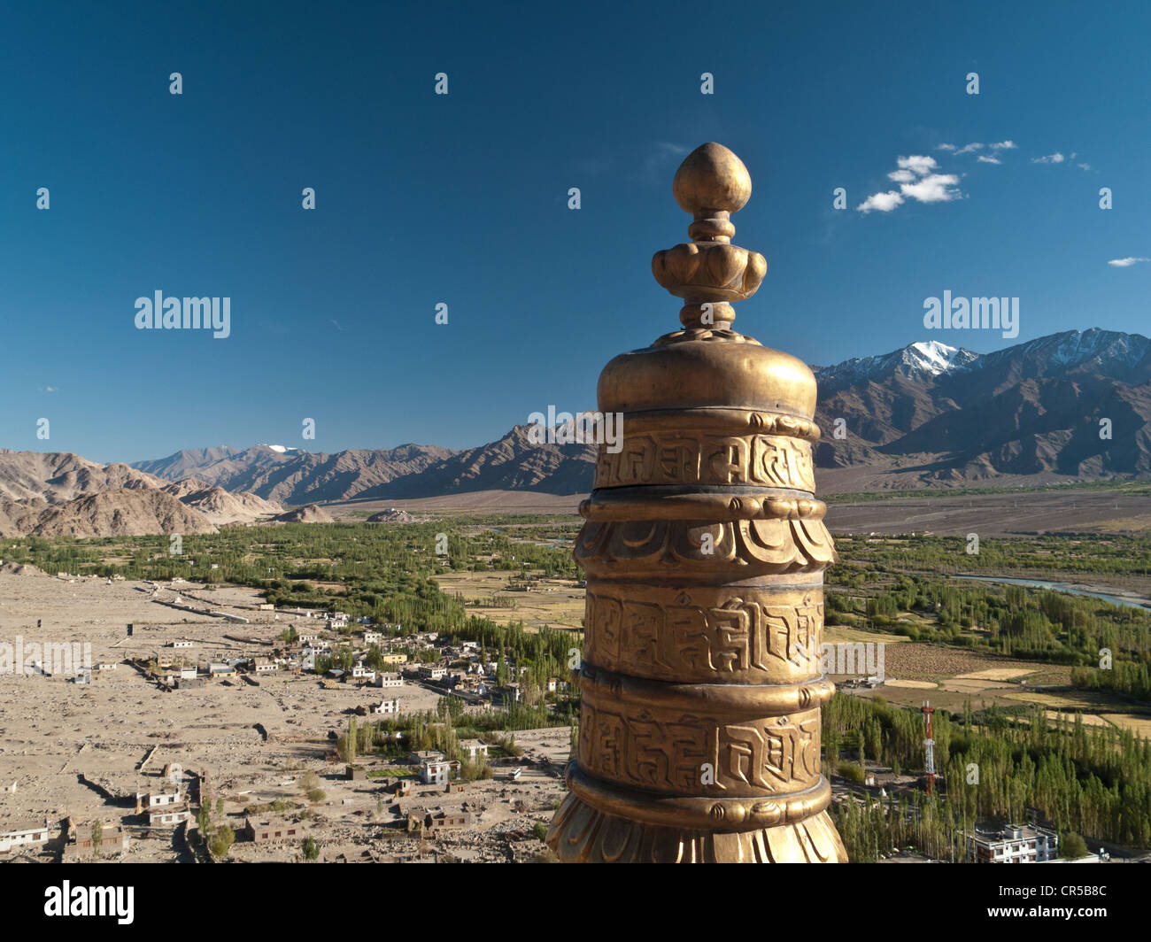 Blick nach Süden über den Indus-Tal vom Dach des Thikse Gompa, Thikse, Jammu und Kaschmir, Indien, Asien Stockfoto