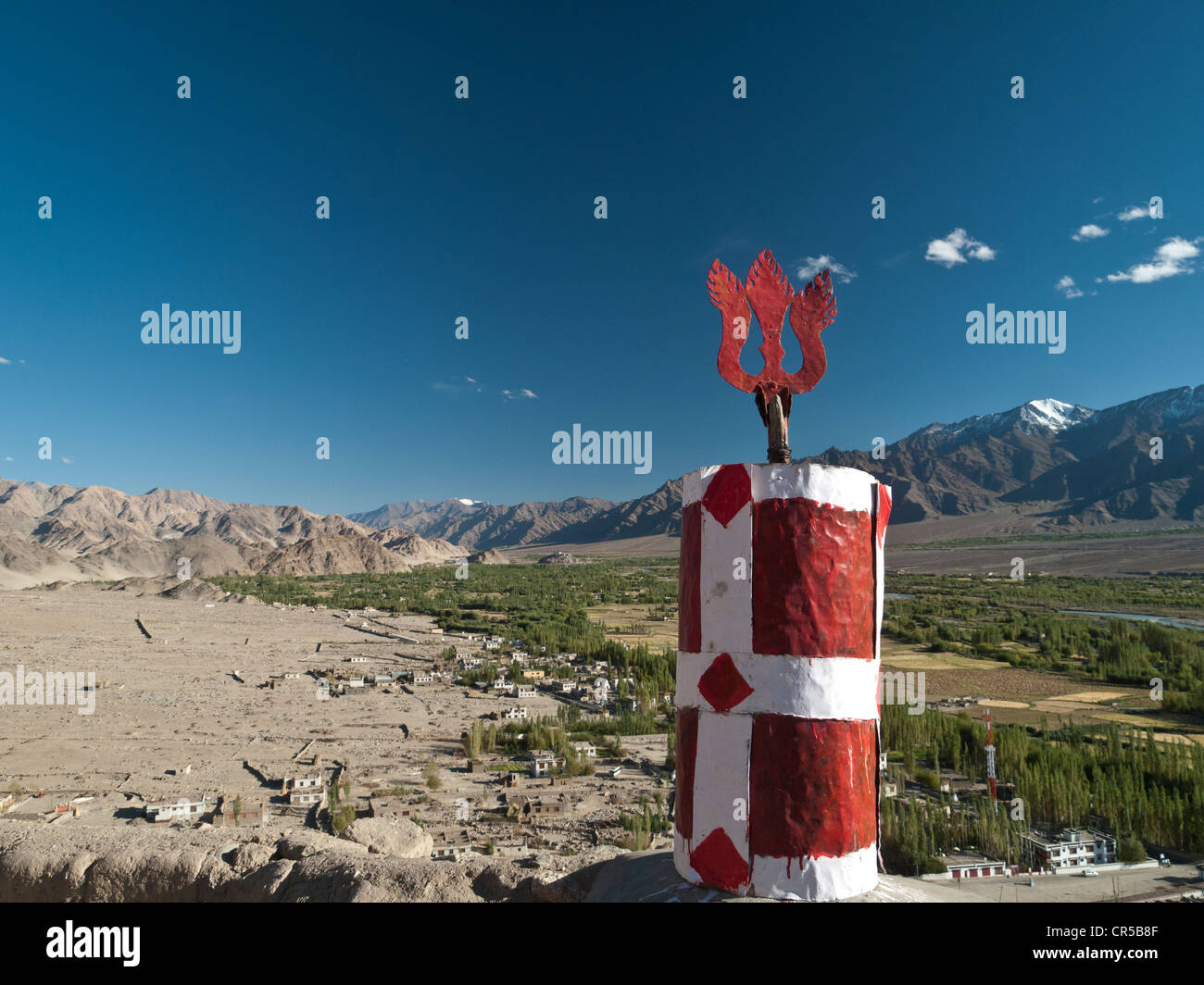 Blick nach Süden über den Indus-Tal vom Dach des Thikse Gompa, Thikse, Jammu und Kaschmir, Indien, Asien Stockfoto