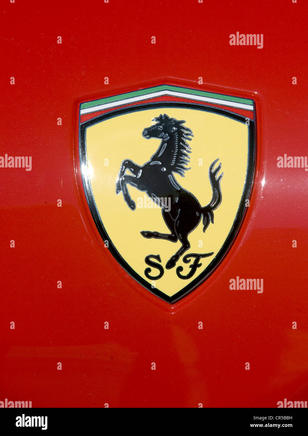 2011 Ferrari 458 Italia rot italienischen Supersportwagen in Modena - tänzelnden Pferd Ferrari-Emblem auf der Flanke Stockfoto