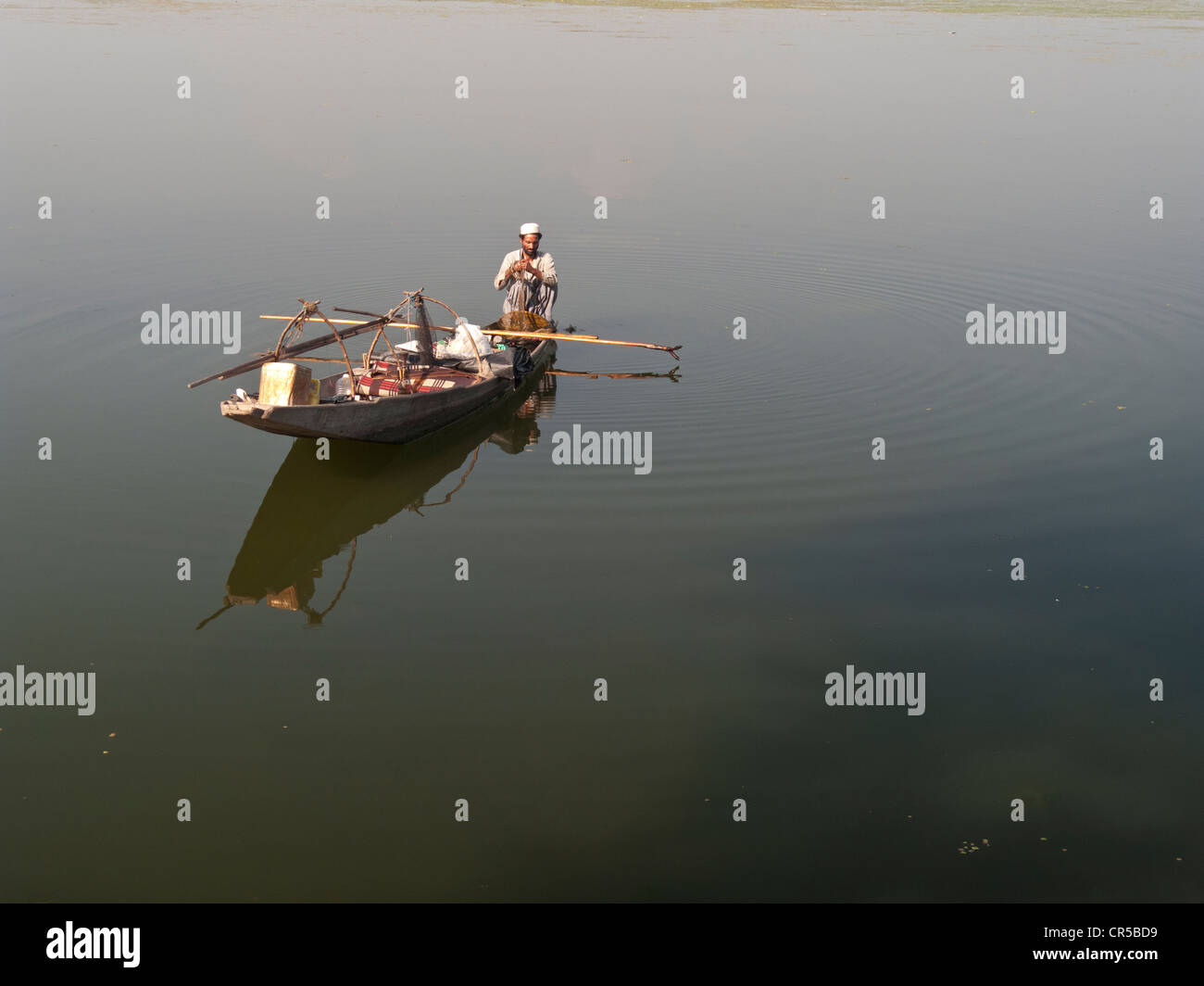 Lokale Fischer fangen Fische die traditionelle Art und Weise auf See Dal, Srinagar, Jammu und Kaschmir, Indien, Asien Stockfoto