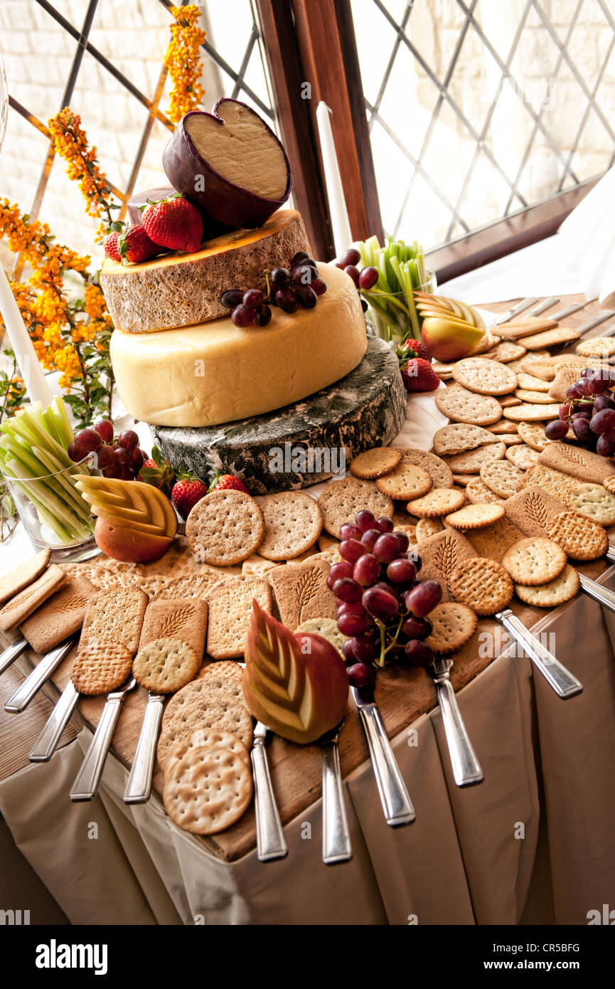 Ein Käse Kuchen Display mit Crackern und Früchten display Stockfoto
