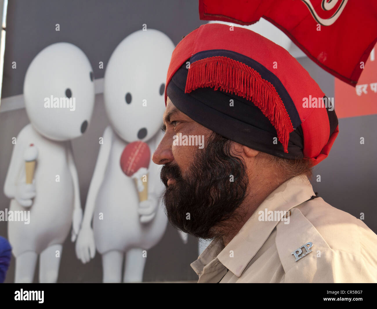 Polizist in Amritsar vor dem lustigen kommerzielle Plakat, Amritsar, Punjab, Indien, Asien Stockfoto
