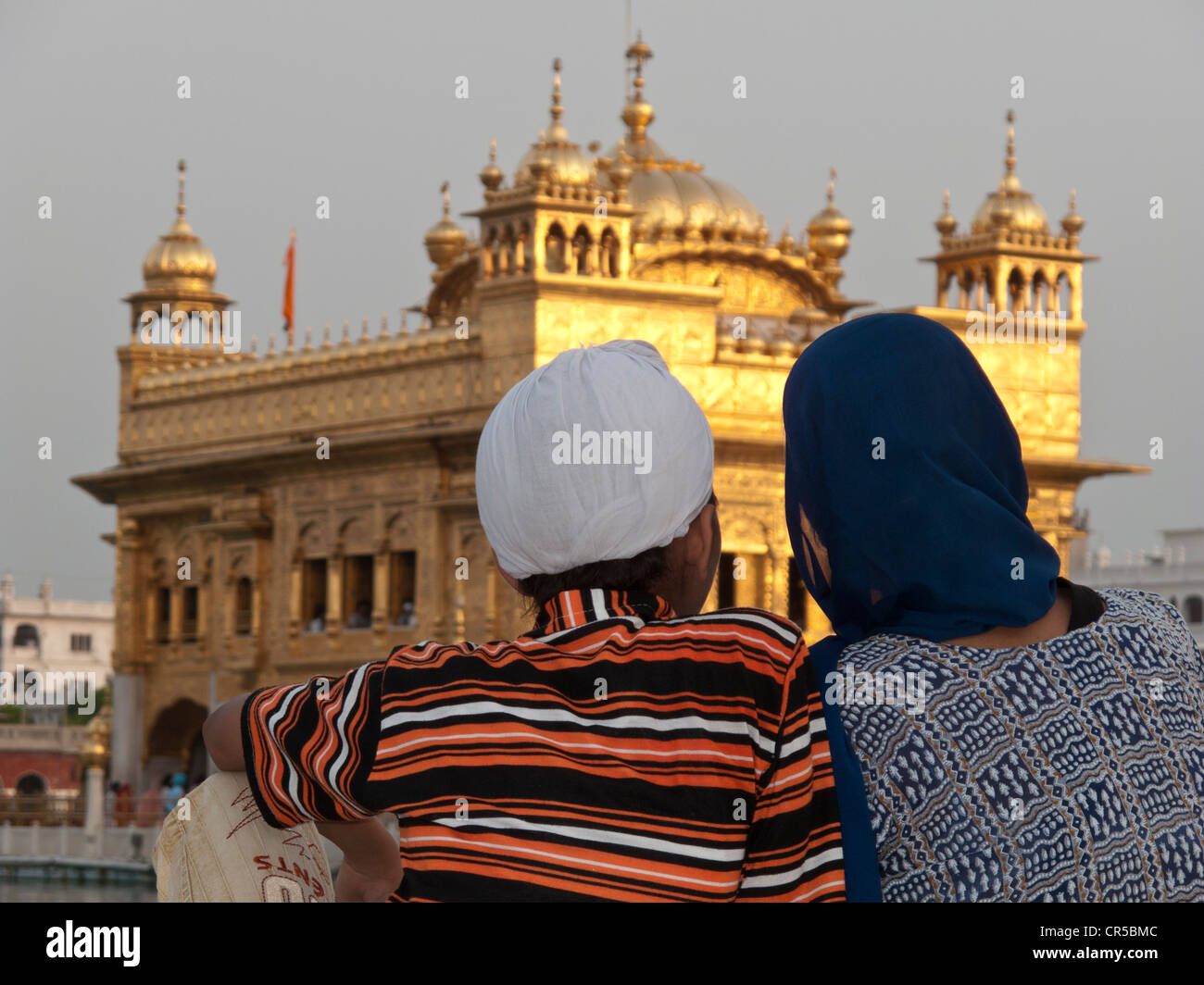 Sikh-Pilger vor dem goldenen Tempel ruhen Sie sich nach einer langen Reise nach Amritsar, Punjab, Indien, Asien Stockfoto