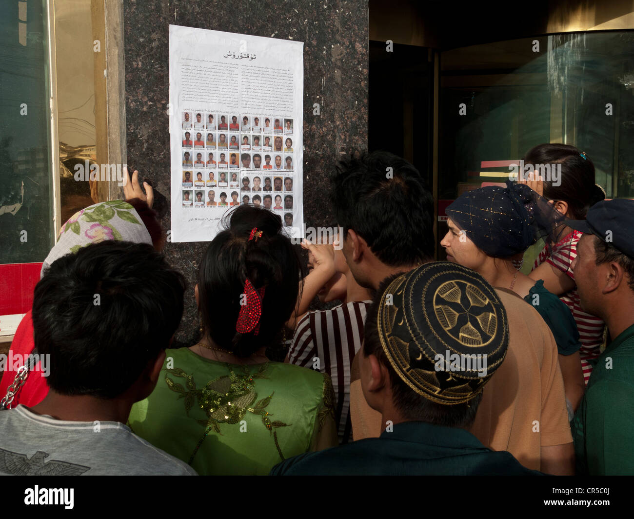 Uiguren, die auf der Suche nach Familienangehörigen verpassten nach den Unruhen in Kashgar im Juli 2009, Xinjiang, China, Asien Stockfoto