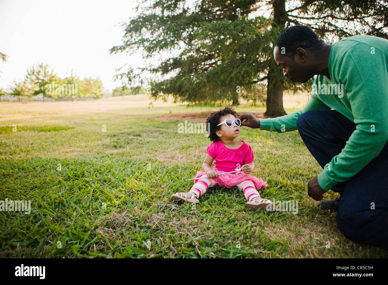 Schwarze Vater und Tochter genießen im park Stockfoto