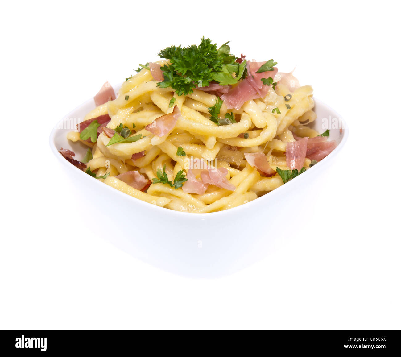 Frisch gekochte Käse Spätzle isoliert auf weißem Hintergrund Stockfoto