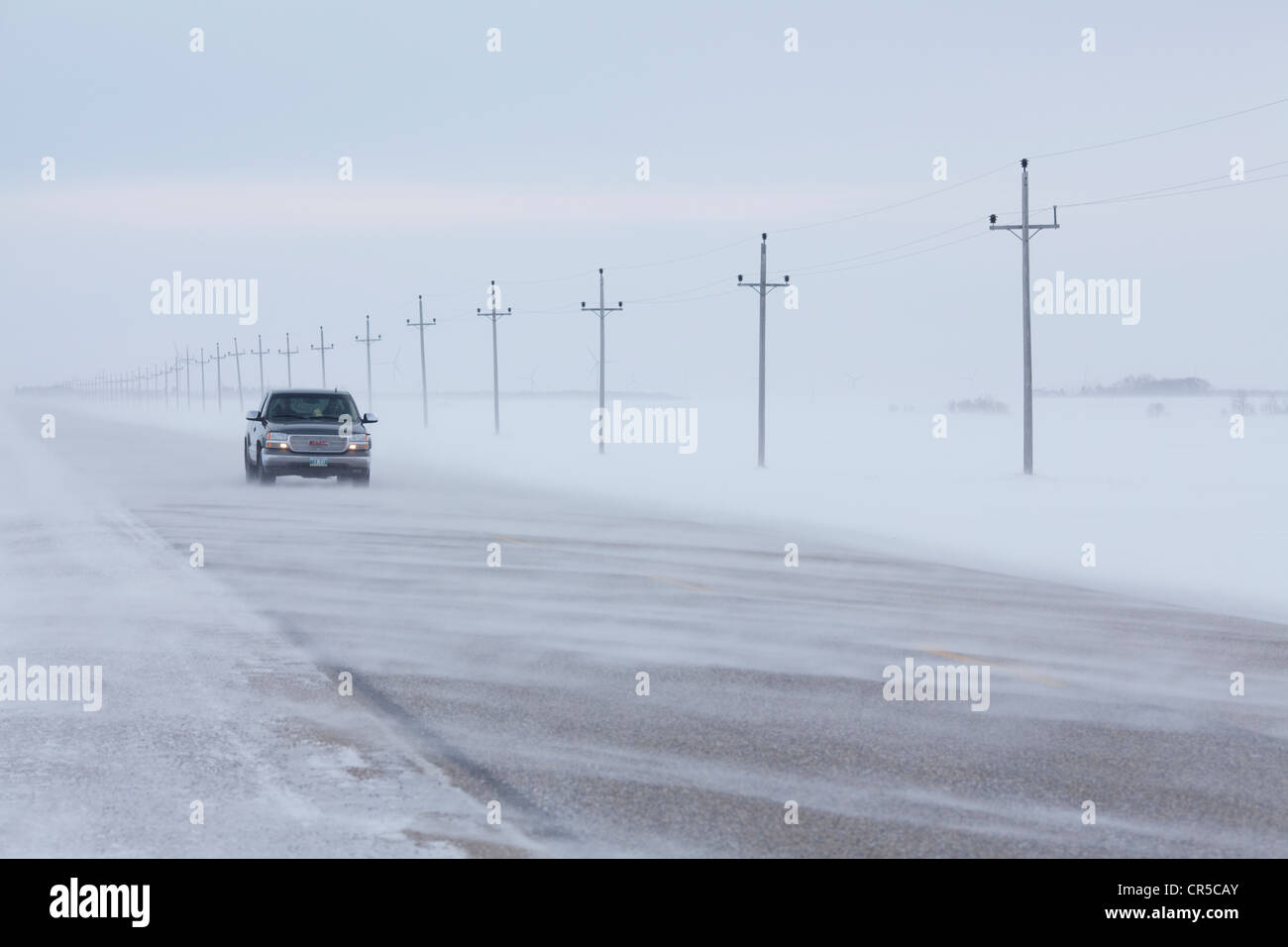 Kanada, Manitoba Provinz, Landstraße unter einem Schneesturm Stockfoto