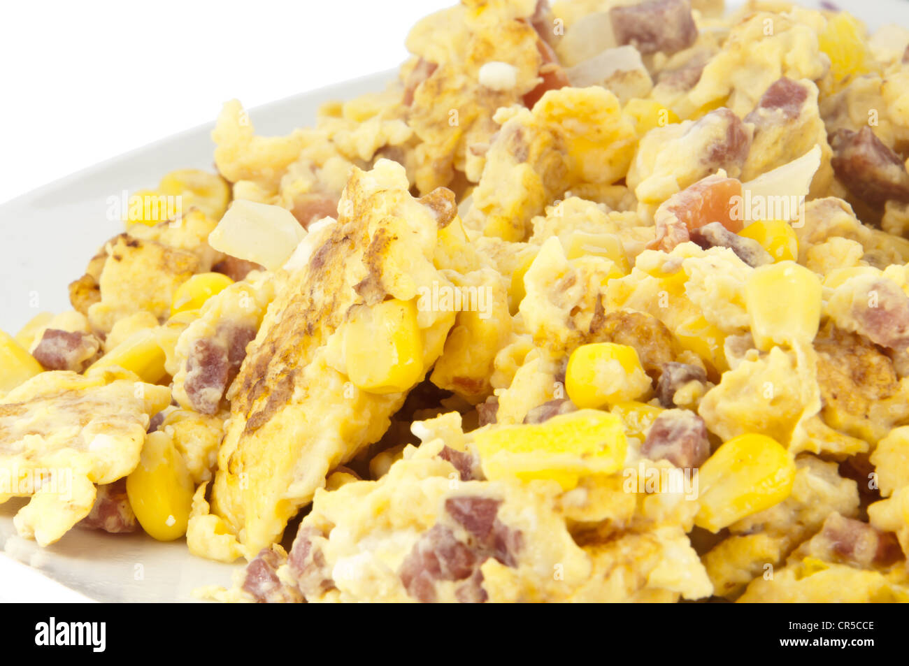 Rührei auf einem Teller isoliert auf weißem Hintergrund (mit Clipping-Pfad) Stockfoto