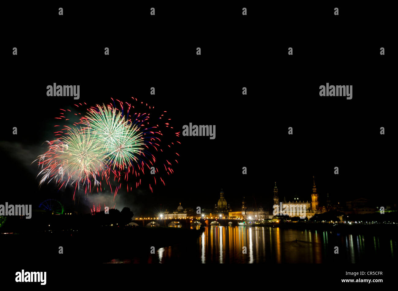 Feuerwerk beleuchtet den historischen Teil der Stadt, gesehen vom Marienbruecke zu überbrücken, Dresden, Sachsen, Deutschland, Europa Stockfoto