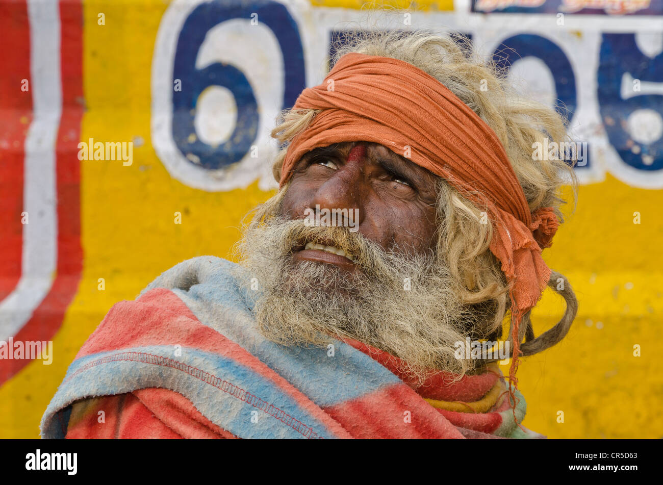Sadhu, heilige Mann in Indien, warten auf Charity bei der Baden-Ghat in Rameshwaram, Tamil Nadu, Indien, Asien Stockfoto