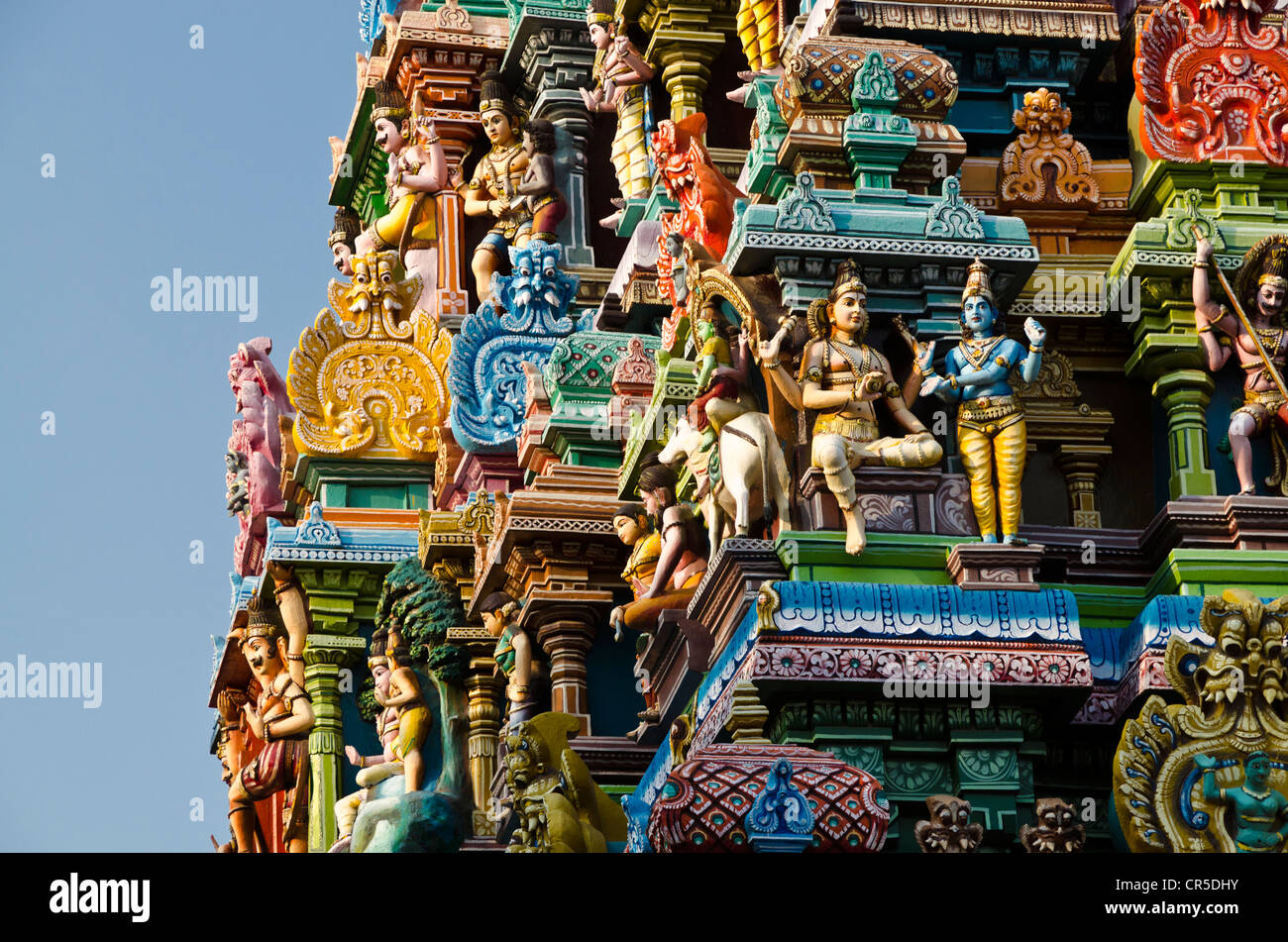 Gopuram des Menakshi-Sundareshwara-Tempel, bis zu 50 m hohen, kunstvoll verziert mit Tausenden von bunten Statuen der Götter Stockfoto