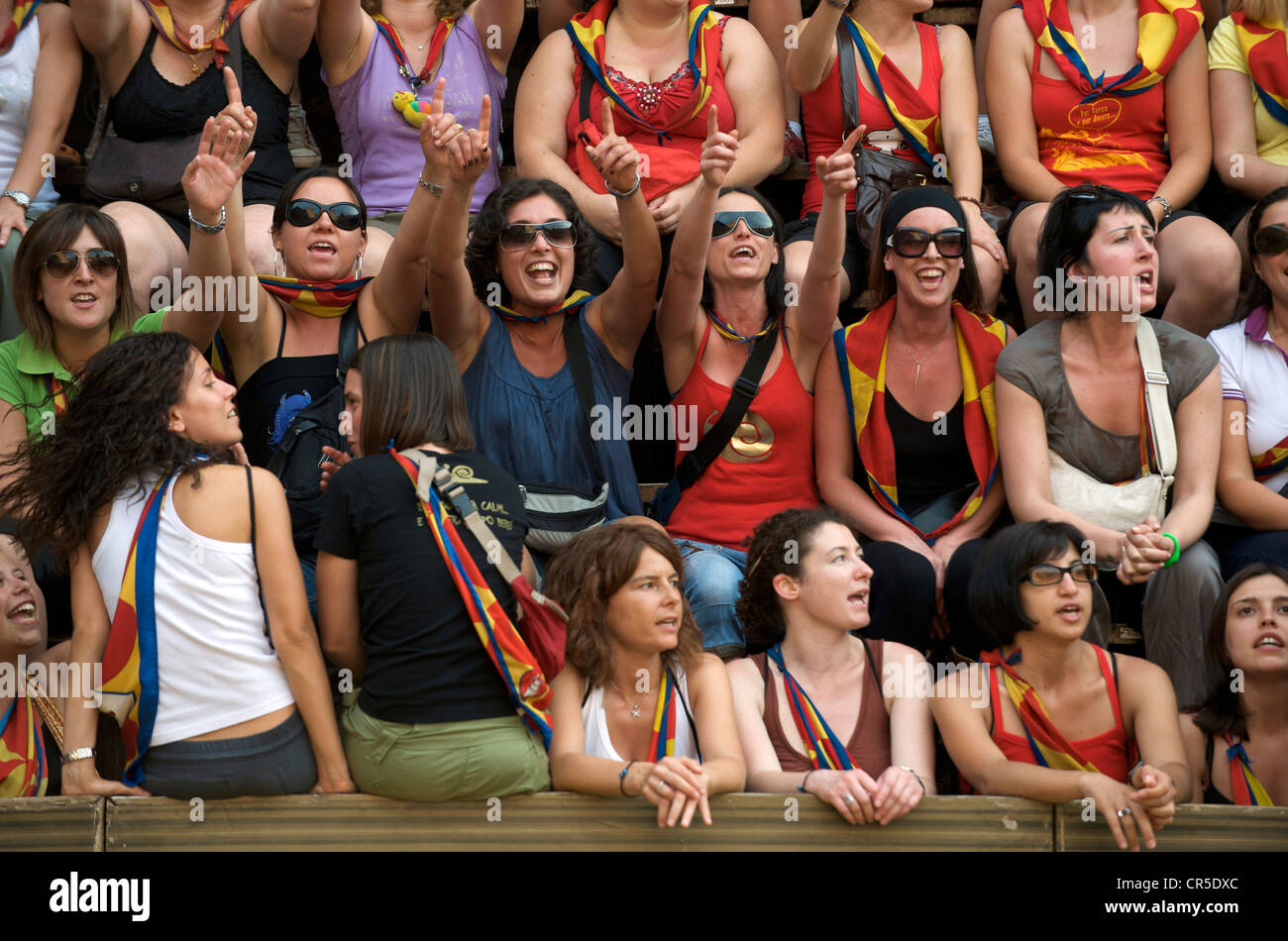 Italien, Toskana, Siena, das Publikum während der Palio-Pferderennen Stockfoto