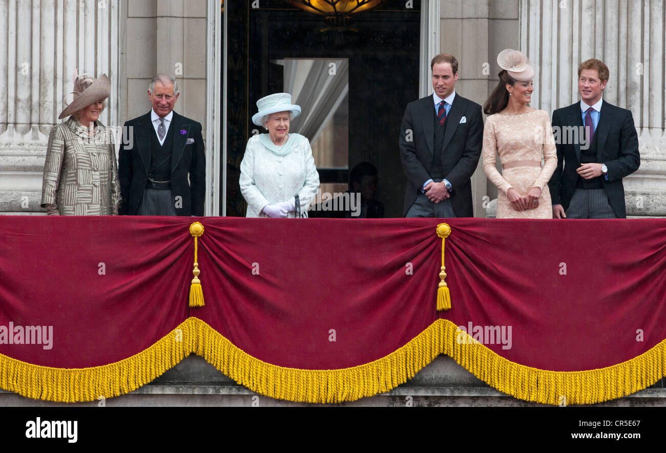 Die britische Königsfamilie auf dem Balkon des Buckingham Palace, H M Königin Elizabeth II Diamond Jubilee Feste zu feiern, Stockfoto