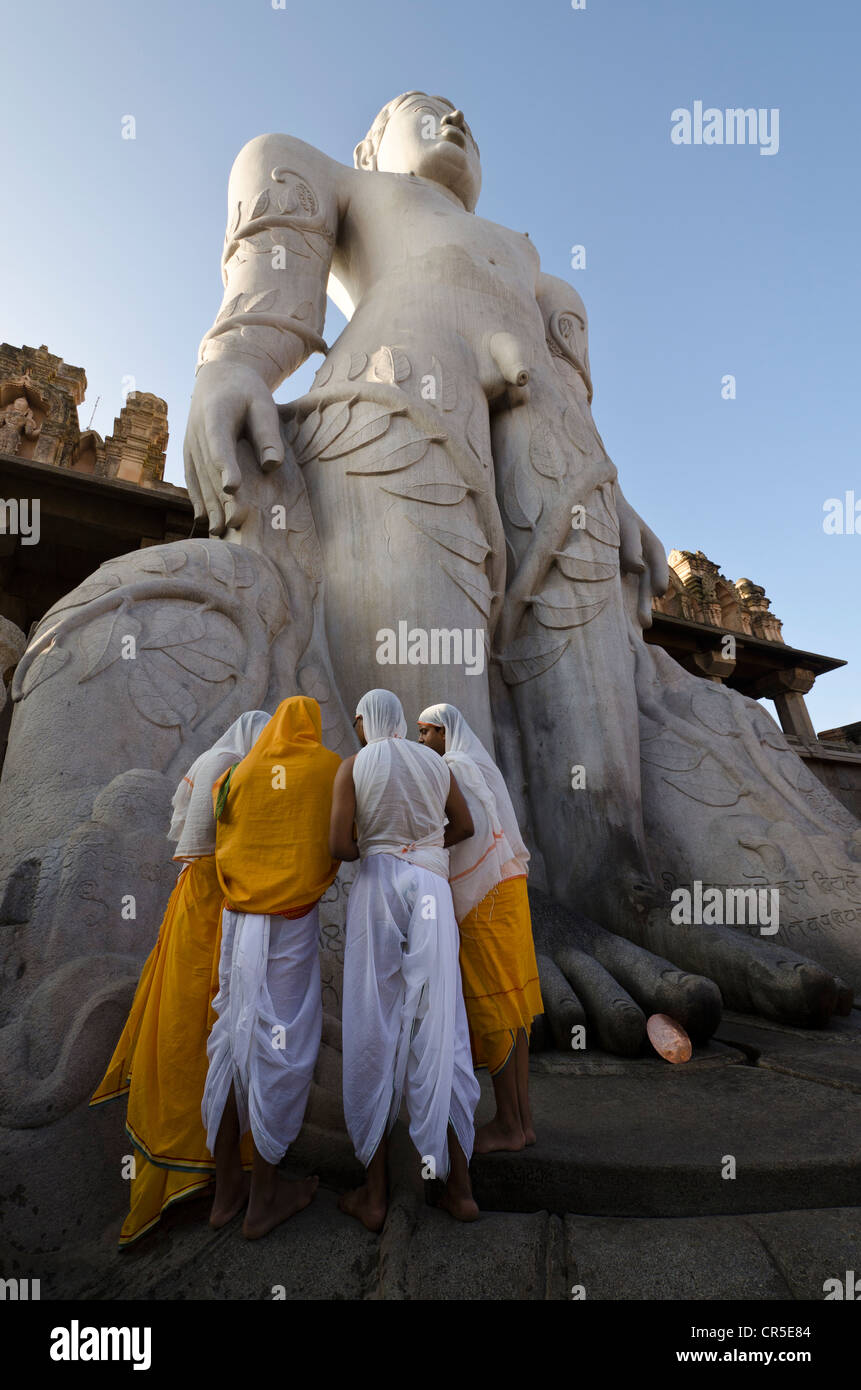 Eine Gruppe von Jain Pilgern tun eine spezielle Pooja die Segnungen von Bahubali von den lokalen Priestern vor der statue Stockfoto