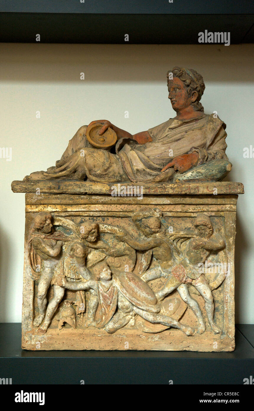 Italien, Toskana, Chiusi, Museo Archeologico Nazionale (Nationales Museum für Archäologie), Grabbeigaben Urne in gemalten Terrakotta Stockfoto